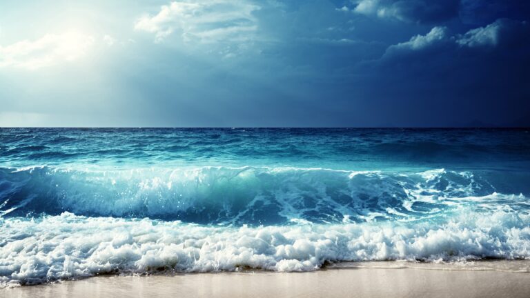 Nature-scenery-blue-sea-waves-foam-clouds-sun-rays_5120x2880-min