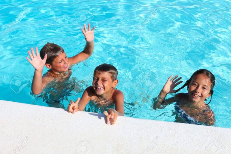 10233595-niños-jugando-en-una-piscina